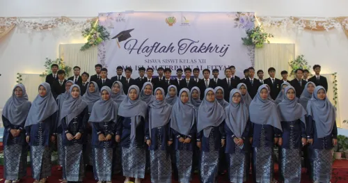 Haflah Takhrij SMAIT Al Fityah Pekanbaru Angkatan XII Berlangsung Khidmat dan Penuh Haru